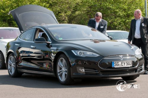 Tesla mit offener Heckklappe