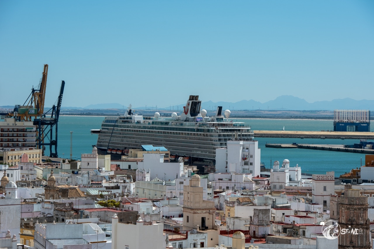 Mein Schiff 3 im Hafen von Cadiz