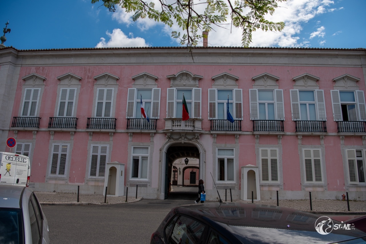 Regierungsgebäude sind rosa in Portugal